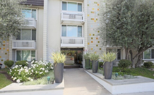 Photo - Welcome to La Villa Lake Apartments- 55+ B...