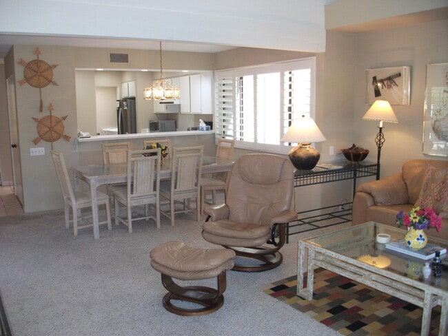 Photo - 107 Racquet Club Dr N