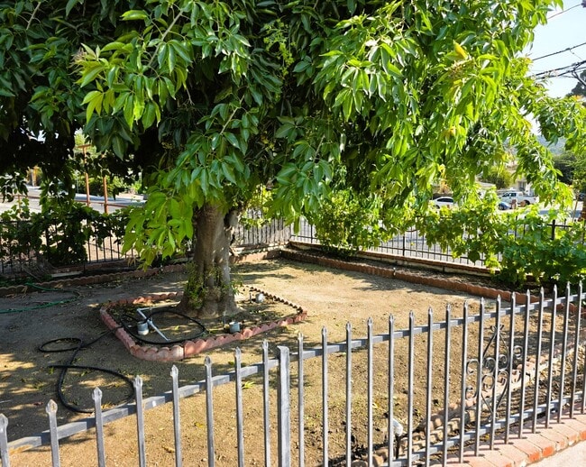 Photo - 2493 Los Feliz Dr