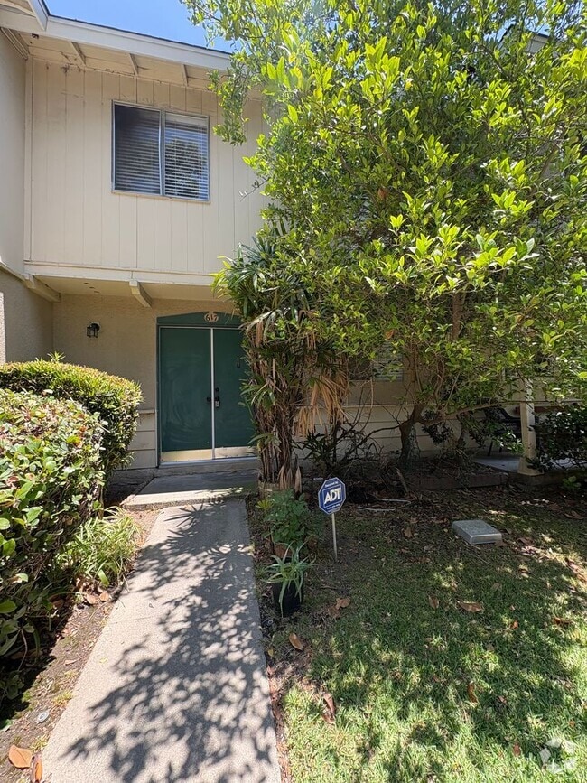 Building Photo - Beautiful 3 Bedroom Condo