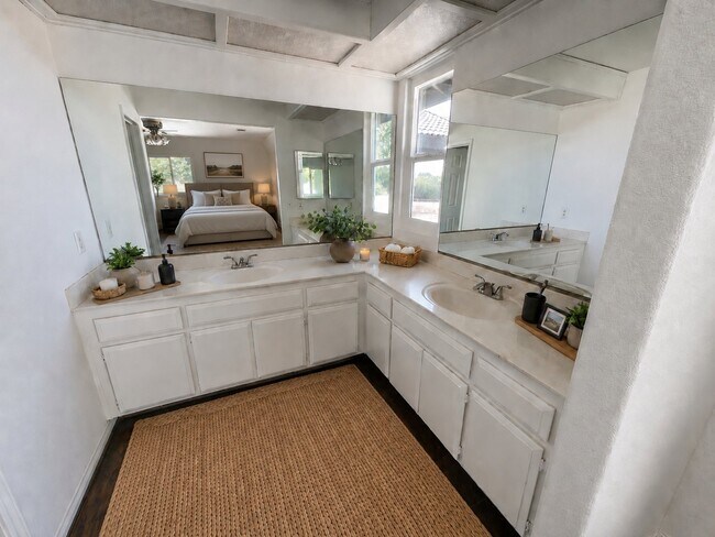 Photo - 31252 Contour Ave