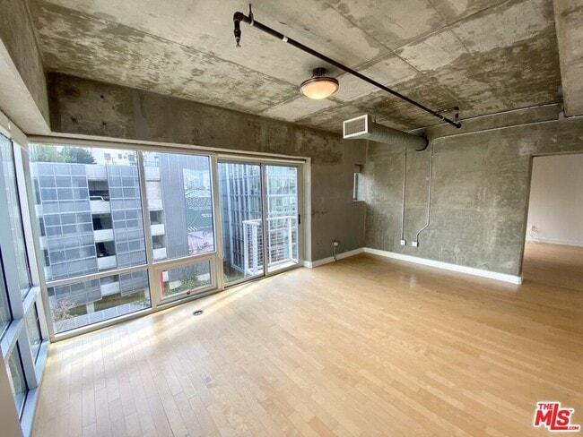 Photo - 645 W 9th St Unit 620