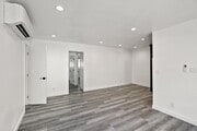 Photo - 900 W College St Unit 4
