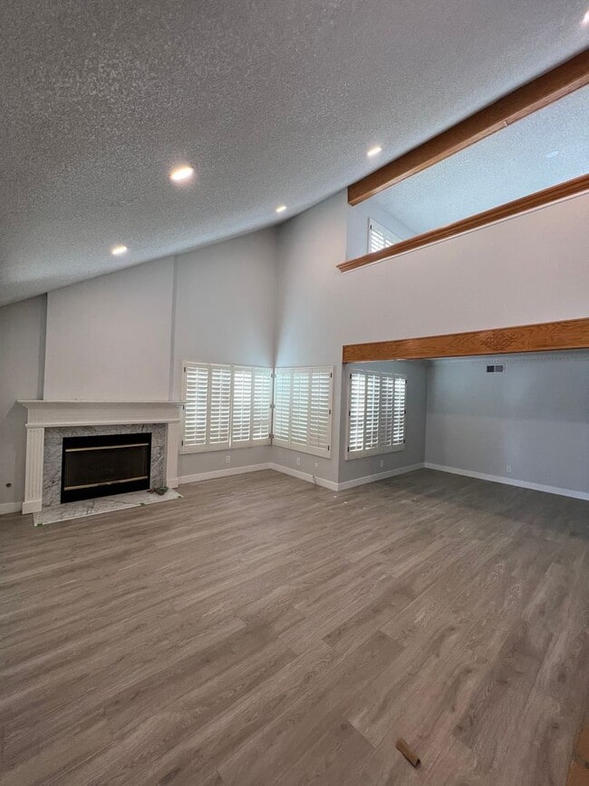Photo - 4 bedroom + loft, 2 1/2 bath - 2 story home in central Simi