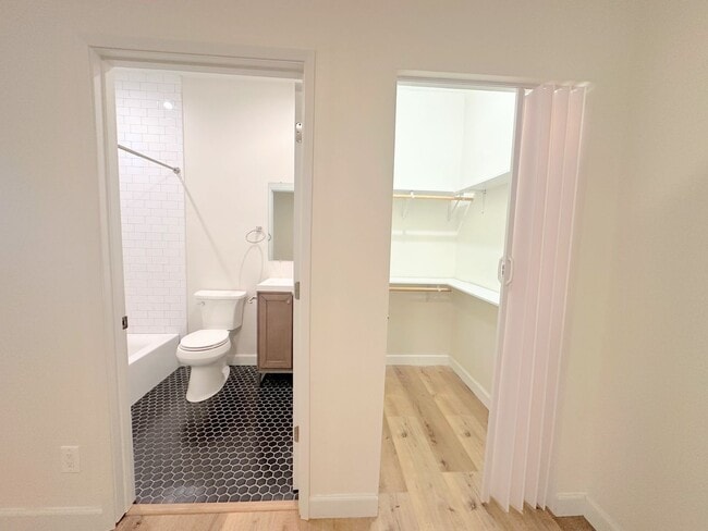 Photo - Gorgeous 2bd/2ba unit semi-furnished near ... Unit 2939