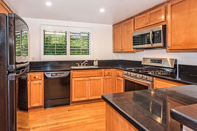 Photo - Spacious 3BD/2.5BA Mesa Townhome! (Walking distance to the beach)