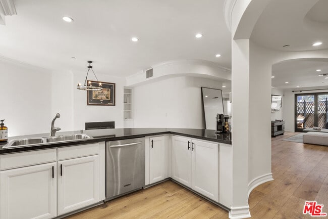 Building Photo - 122 N Clark Dr Unit 405