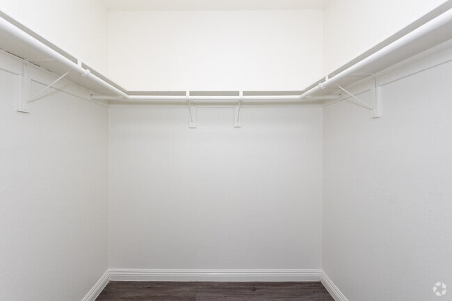 1BR, 1BA - 750SF - Walk-in Closet - ROBERTA