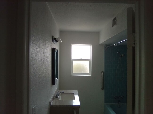 Desert View Apartments - Desert View Apartments Unit A