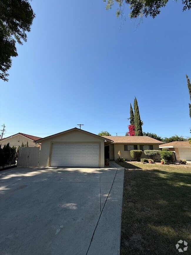 Building Photo - Beautiful 3 Bedroom, 2 Bathroom North Hill... Rental