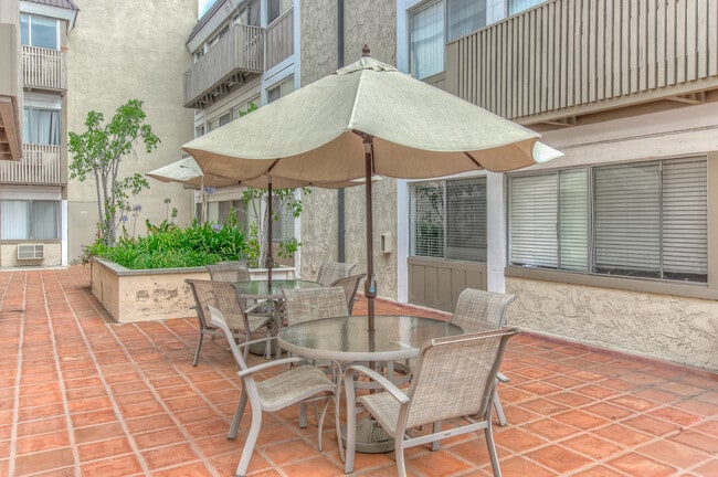 Courtyard - Westwood Park Apartments