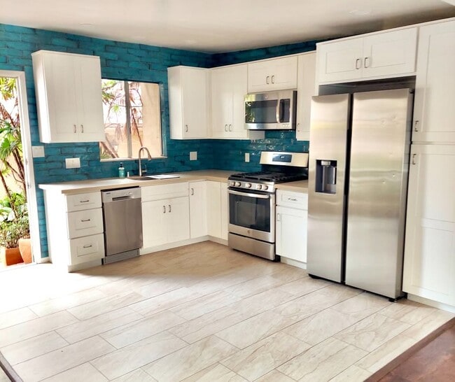 The Dune - Well appointed kitchen - 1026-1036 Gaviota Dr Apartments