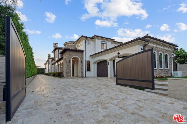 Photo - 20101 SW Cypress St