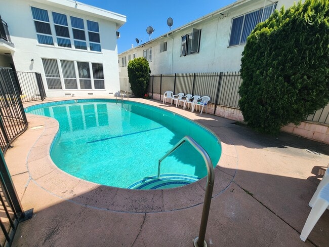 Building Photo - 1732 N Harvard Blvd Unit 108