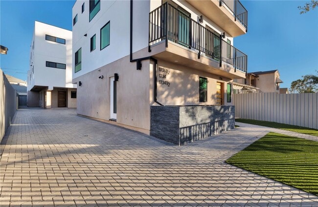 Building Photo - 1736 Carmona Ave