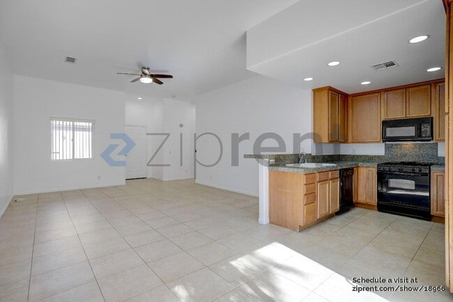 Building Photo - Unit C