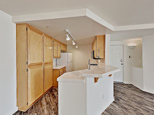 Spacious 2-Bedroom, 2-Bathroom Condo for R... - Spacious 2-Bedroom, 2-Bathroom Condo for R... Unit 21