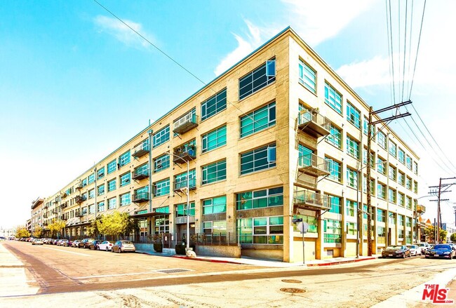 Building Photo - 530 S Hewitt St Unit 556