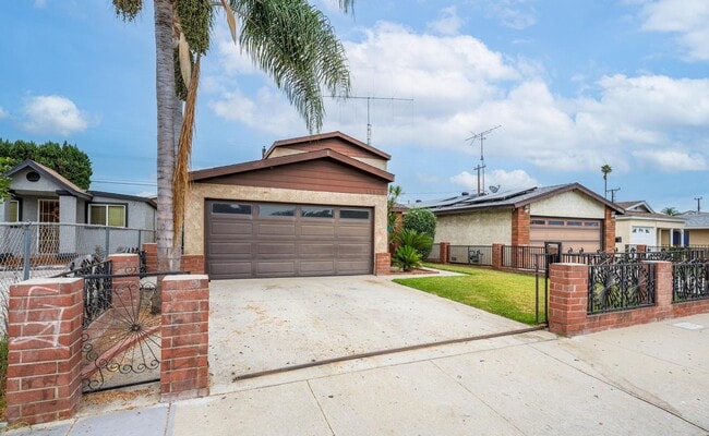 Building Photo - Charming Artesia Gem!