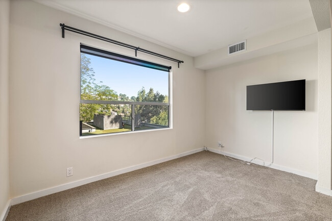 Living room view to Silver Lake hills - 1759 Silverwood Ter Unit Apartment 1