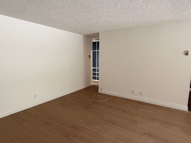 Large family room - 100 Hermosa Ave Unit 1h