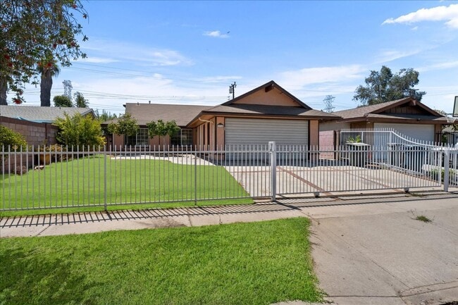 Spacious 3 Bed 2 Bath House w/ Central A/C... - Spacious 3 Bed 2 Bath House w/ Central A/C...