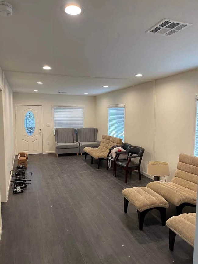 Photo - 1011 E 67th St