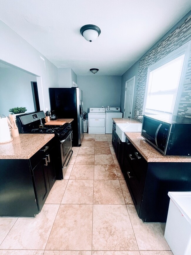 Kitchen - 292 E 42nd St Unit 1