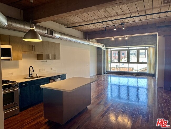 Building Photo - 530 S Hewitt St Unit 326