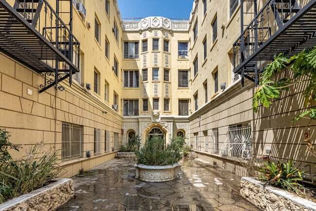 Courtyard - Park Gramercy Apartments