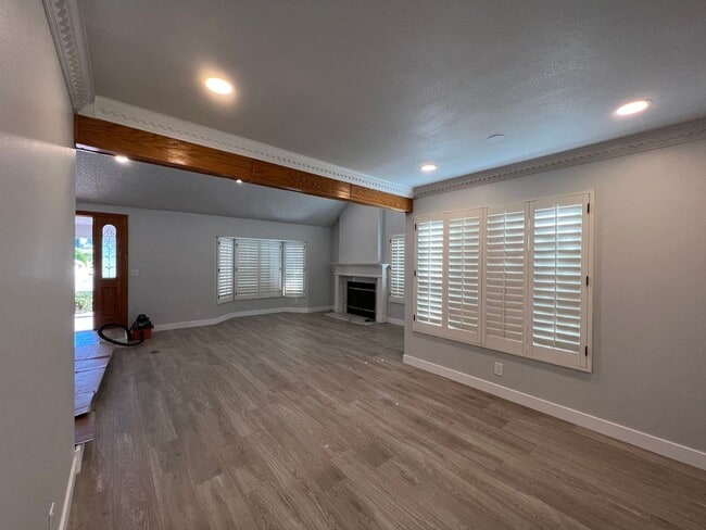 Photo - 4 bedroom + loft, 2 1/2 bath - 2 story home in central Simi