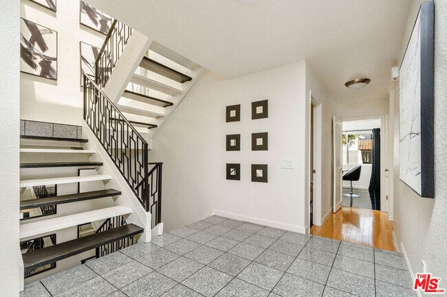 Photo - 2041 Roscomare Rd