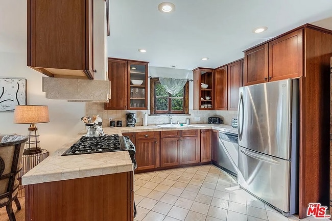 Photo - 835 N Sycamore Ave