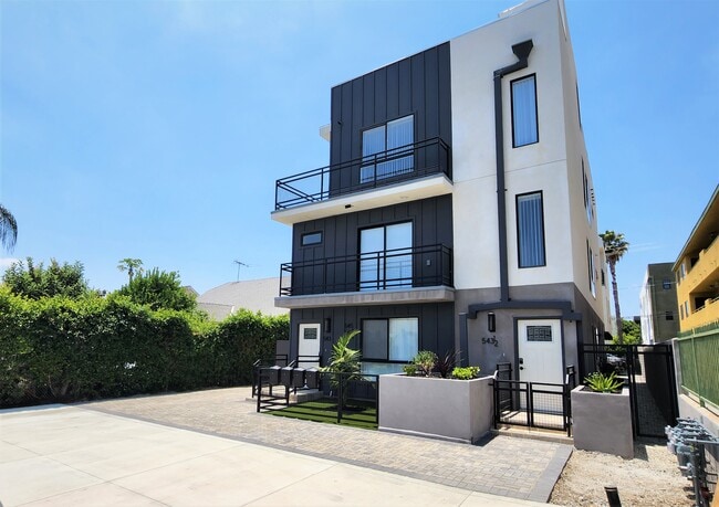 Photo - 543 N Kingsley Dr Apartments