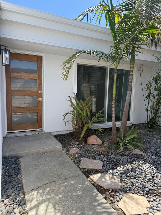 Main Entry - 1916 Delaware St