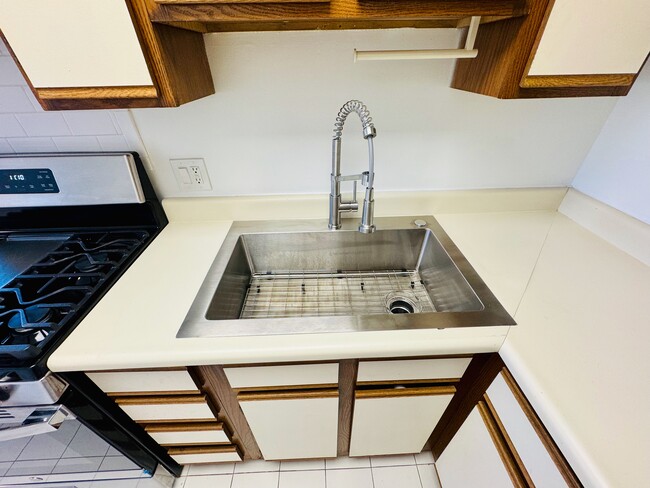 New Stainless single basin - 636 S Burnside