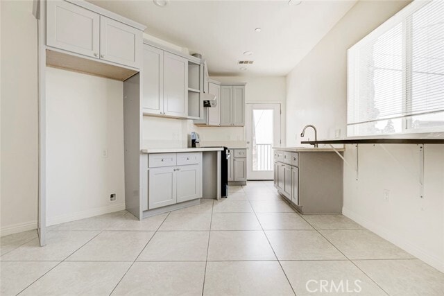 Building Photo - 14328 Gilmore St Unit 5