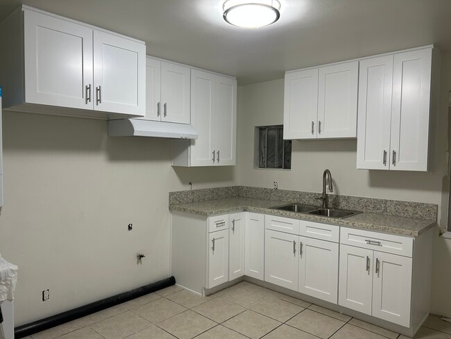 Newly remodeled kitchen. Fresh paint, new cabinets, countertops, faucet, and plumbing. - 225 E Fremont Sq Unit Duplex