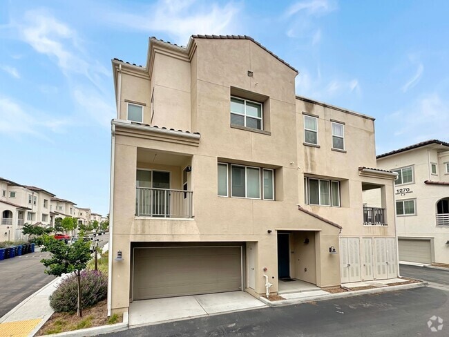 Building Photo - Great 3B/2.5BA Townhome in Otay Mesa!