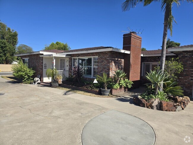 Building Photo - Single Family Home in Midway City for Rent
