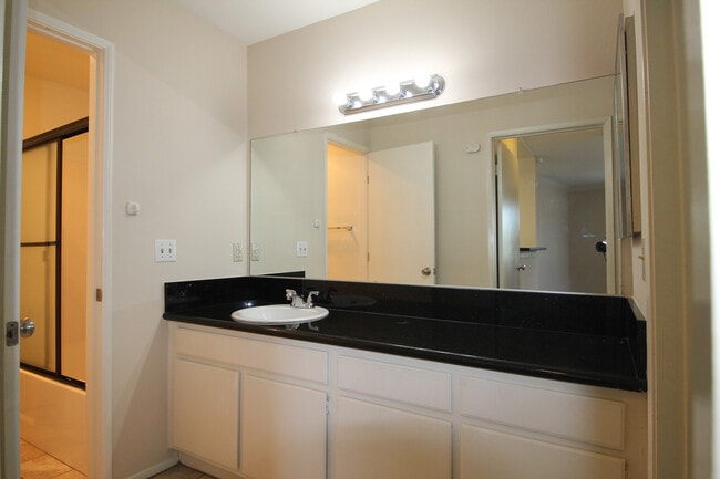 Photo - 15040 Moorpark St