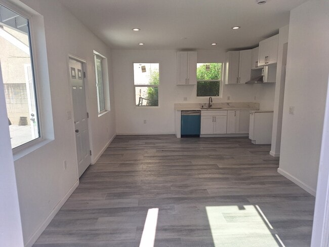Photo - 729 W 41st St