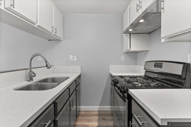 Photo - 533 E 11th St Unit 01