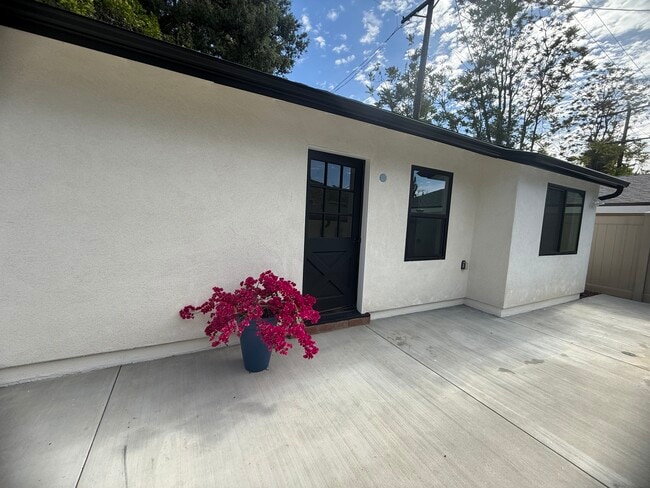 Building Photo - 3059 Sycamore Ave