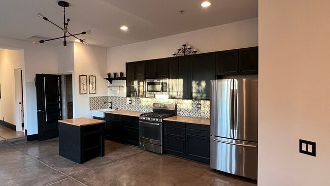 Building Photo - 17858 Sidwell St