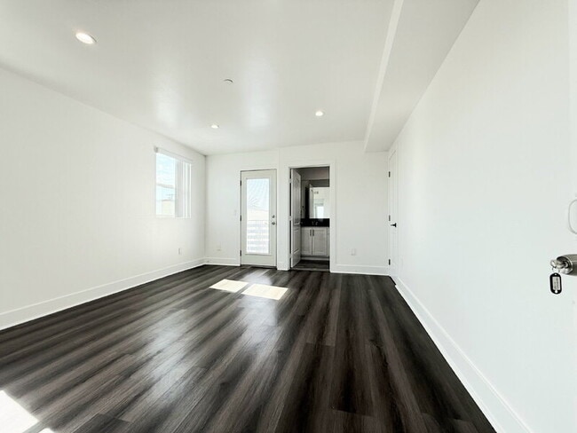 Building Photo - 2855 1/2 Cincinnati Room 5 Unit 5