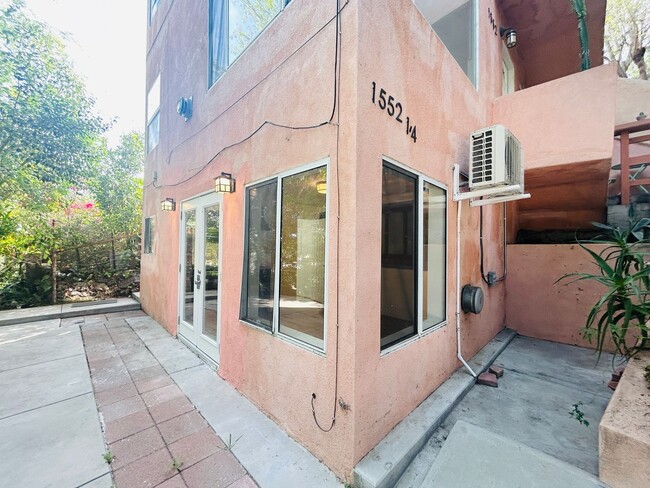 Lucretia Apartments - Lucretia Apartments Unit 1552 1/4