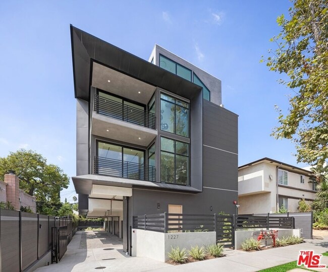 Building Photo - 1227 N Formosa Ave Unit 4