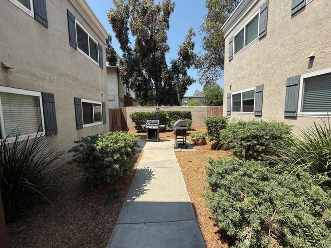 Building Photo - 2 Bedroom - 2 Bathroom ground level Rental