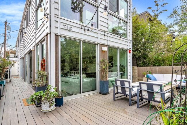 Great front entertaining patio - 718 Marine St House